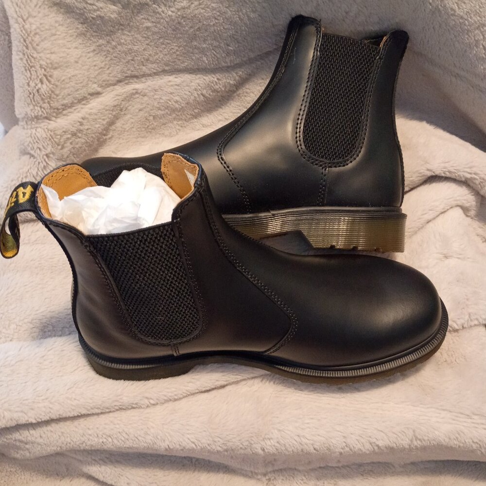 NWT/Dr Marten's 2976 Black Smooth Leather Chelsea Ankle Boots (Men's 8/Women's )
